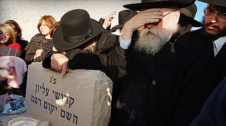 הרב רוזנברג והרב הולצברג בקבר