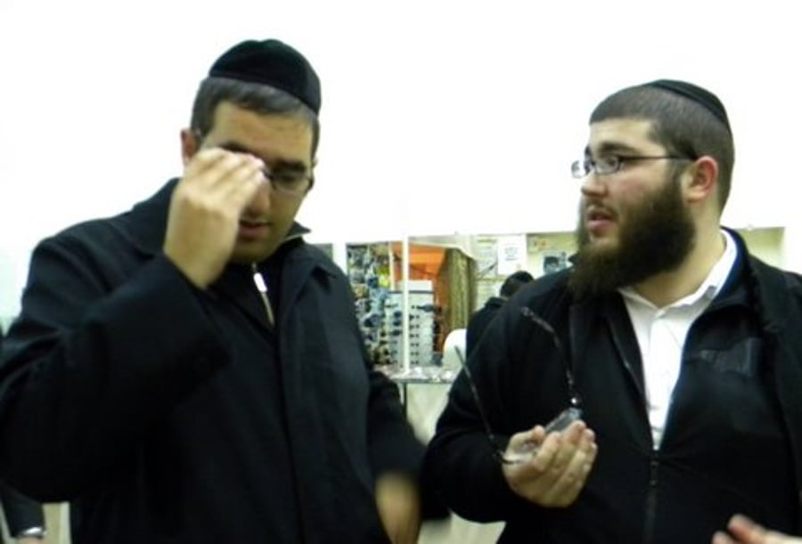 משקפיים תחילה: שוואקי האח בישראל