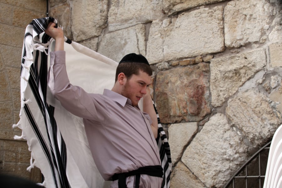 צפו: המתאגרף היהודי מתפלל בכותל