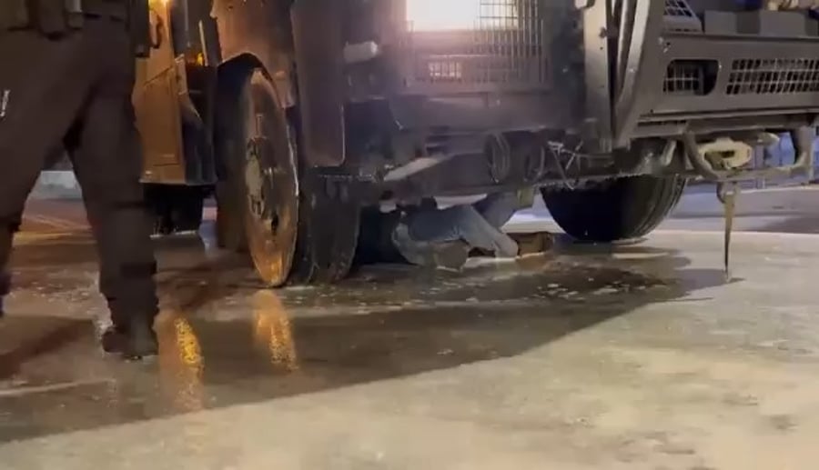 מפגין משתחל מתחת לגלגלי המכת"זית ברחוב עזה בירושלים