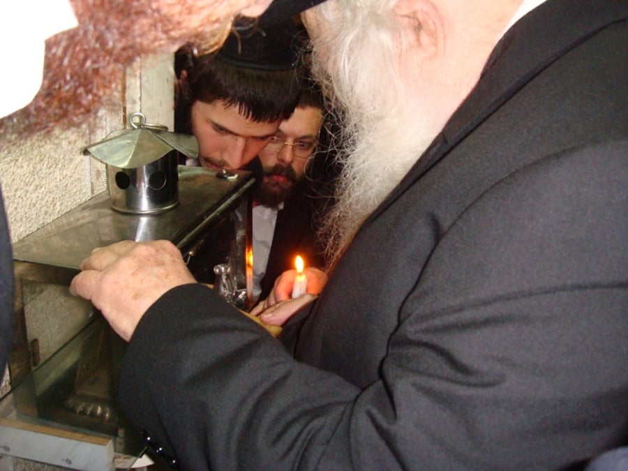 הרבנית קנייבסקי מדליקה נרות חנוכה?