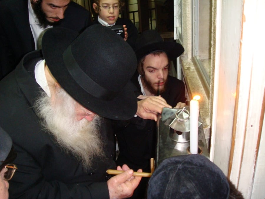 הרבנית קנייבסקי מדליקה נרות חנוכה?