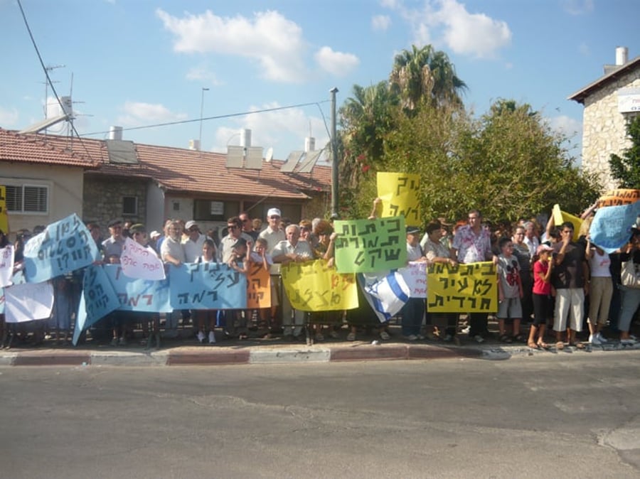 חברי-כנסת מישראל ביתנו הפגינו נגד החרדים בב"ש