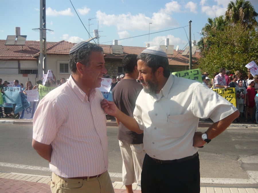 חברי-כנסת מישראל ביתנו הפגינו נגד החרדים בב"ש