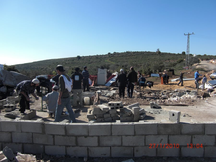 צעירי נחליאל בונים מחדש את בית הכנסת שנהרס בסמוך ליישובם רק בשבוע שעבר