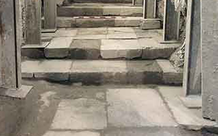 רחוב המדרגות שהוביל למקדש