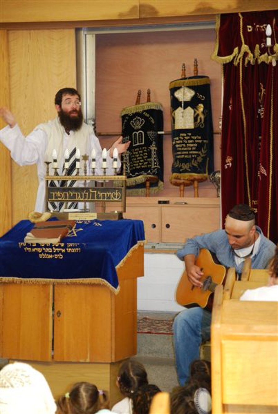 פעילות חב"ד בבית-הכנסת