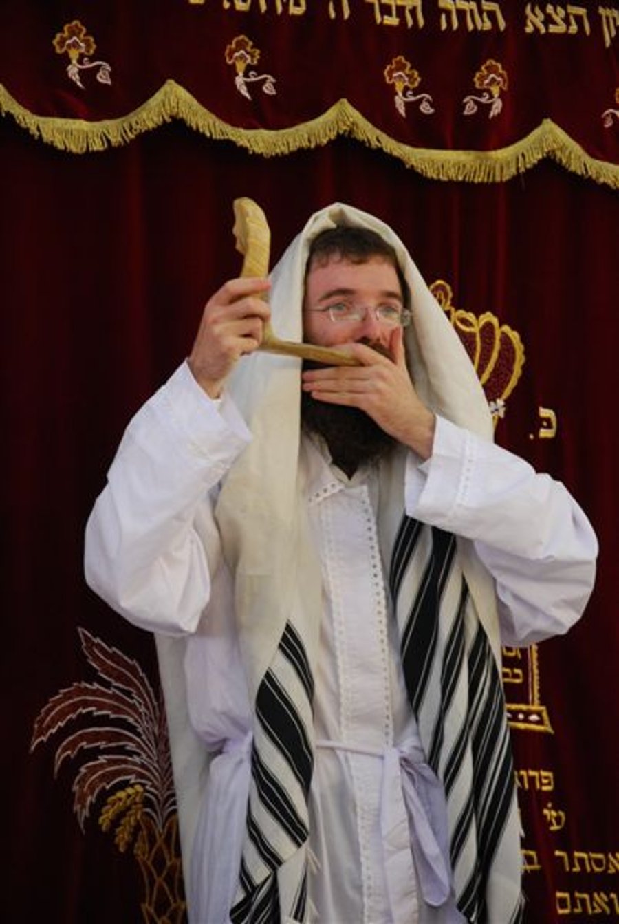 שליח חב"ד תוקע בשופר בבית-הכנסת, השנה