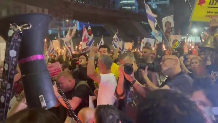 עשרות מפגינים מתעמתים עם שוטר סמוך למעון ראש הממשלה