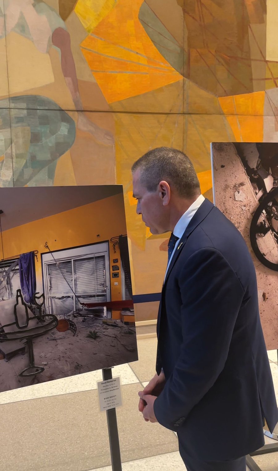 בכניסה לאו"ם: תערוכה המציגה את זוועות החמאס | צפו
