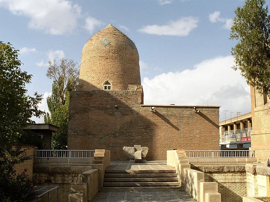 איראן: אלמוני יידה בקבוקי תבערה על קבר מרדכי ואסתר