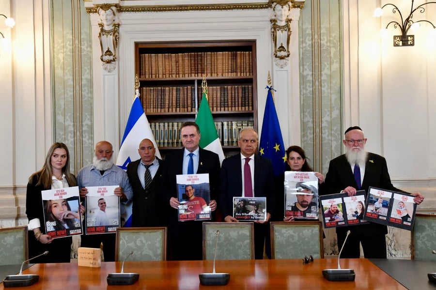 משפחות החטופים עם שר החוץ ישראל כץ ושר החוץ האיטלקי מתאו פיאנטדוסי