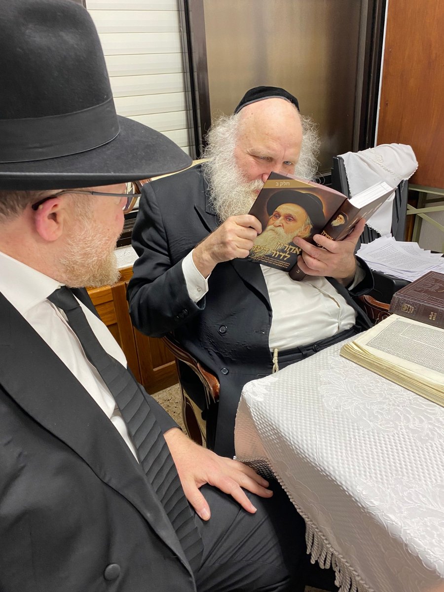 הרב מלר מגיש לגדולי ישראל את ספרו החדש, בו נאמרו דבריו של הגרמ"ד