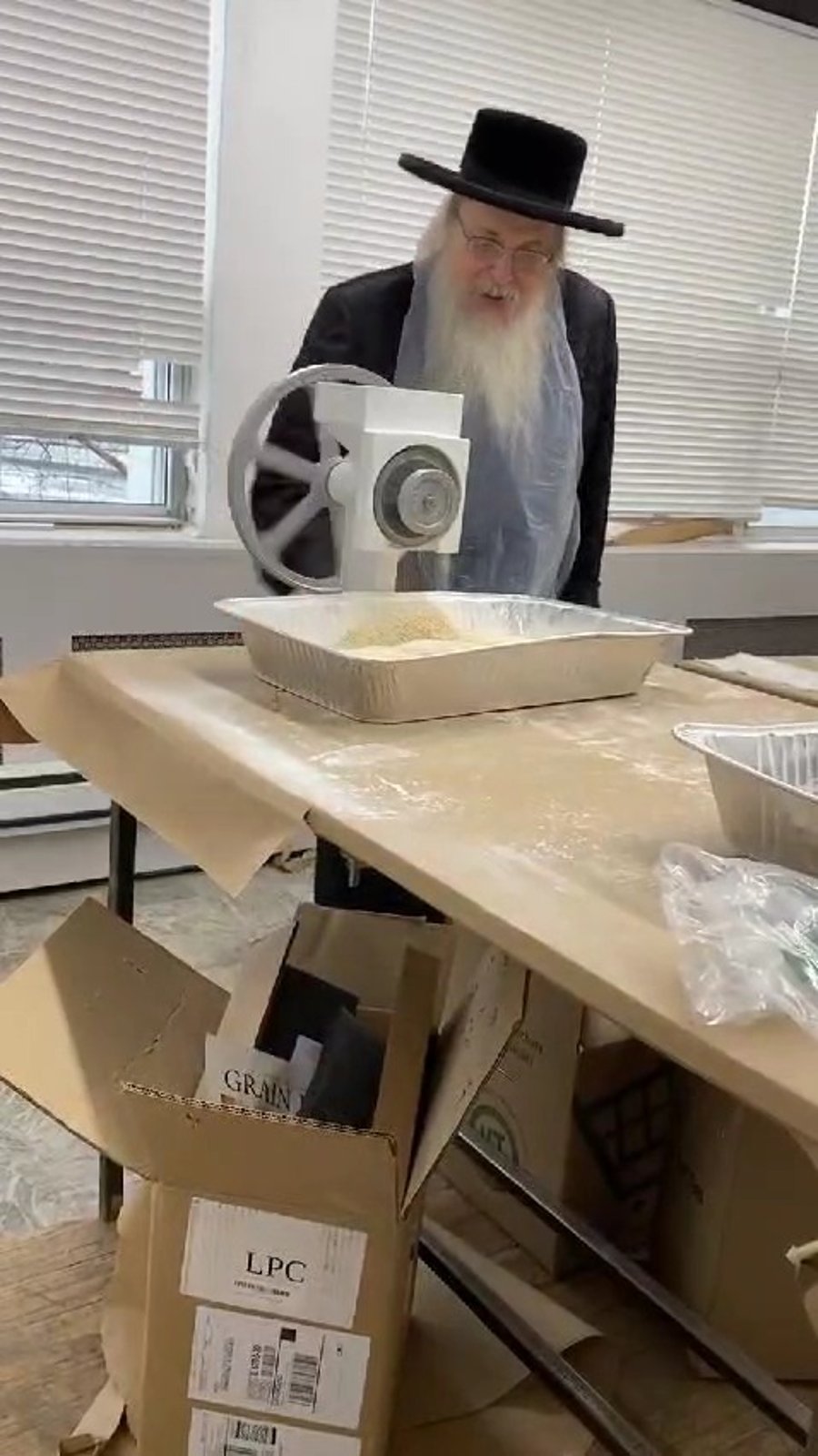 האדמו"ר מטאהש בטחינת חיטים