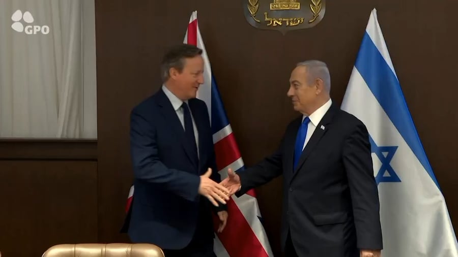 עם שר החוץ של בריטניה דיוויד קמרון