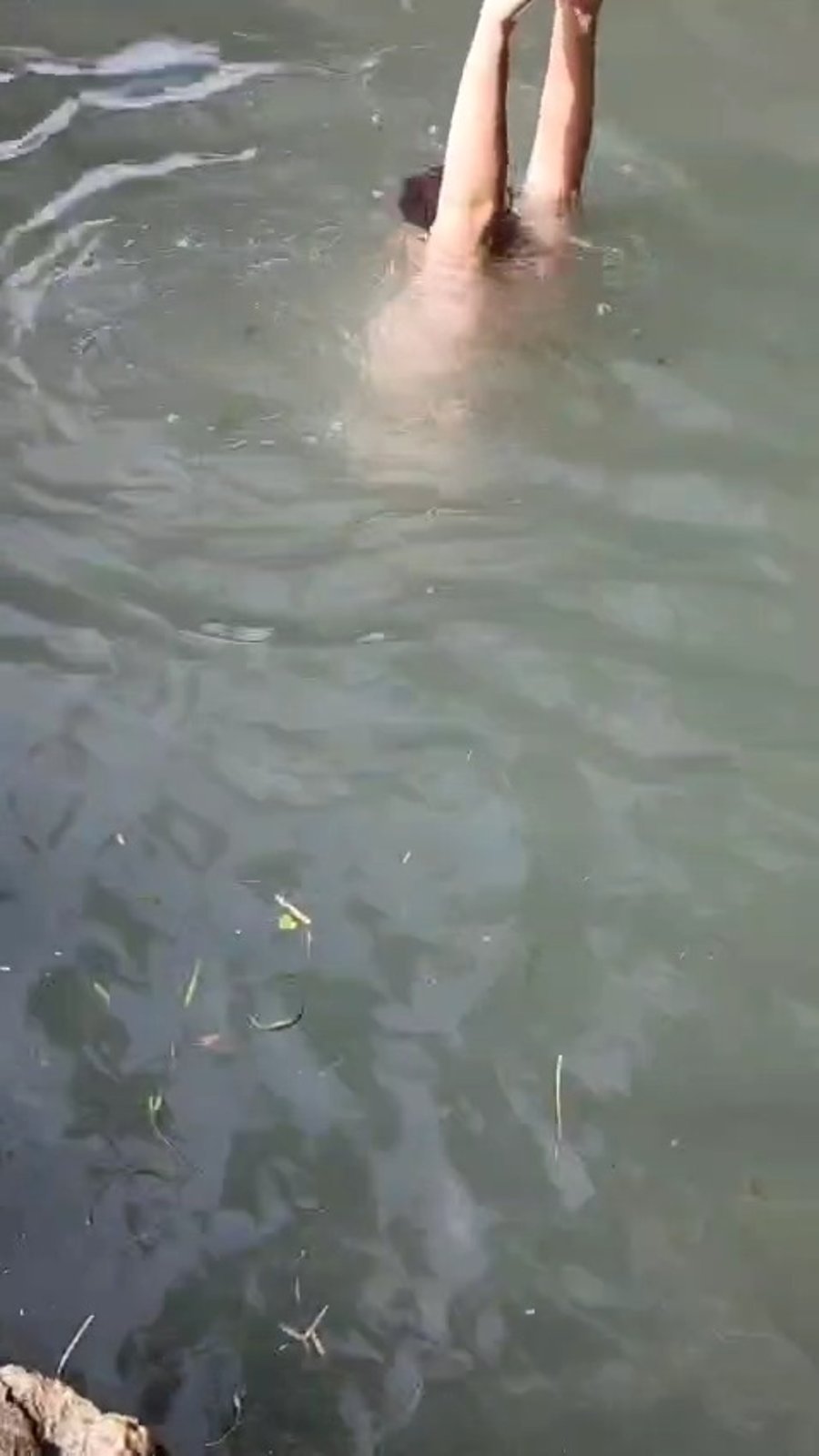 איש המעיינות ישראל שפירא במעיין עין ורדא