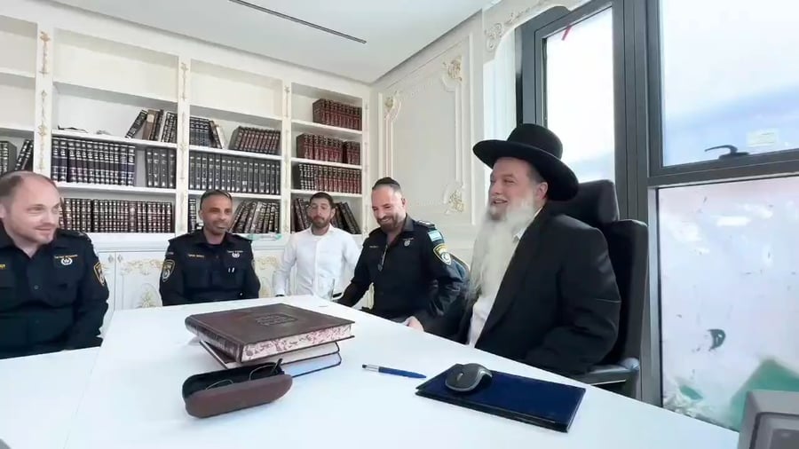 מפקדי מחוז ב"ב, ר"ג, במעונו של הרב יגאל כהן 