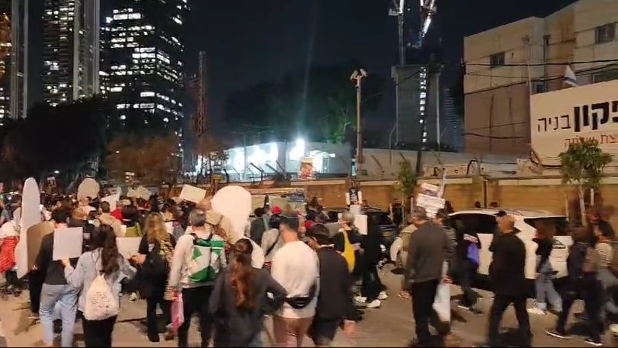 ההפגנה בתל אביב סמוך לכיכר החטופים