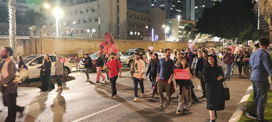 מפגינים למען עסקת חטופים צועדים בתל אביב 