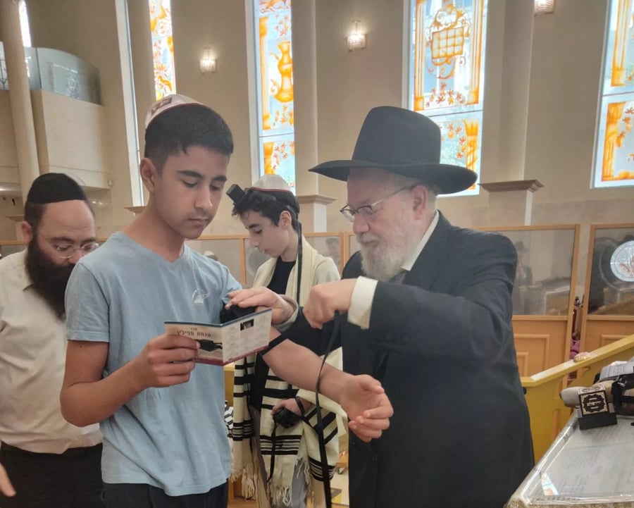תופעה בתל אביב: נערים מבקרים בבית כנסת ונושאים תפילה