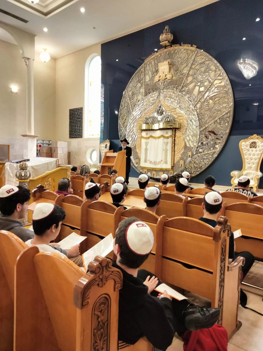 תופעה בתל אביב: נערים מבקרים בבית כנסת ונושאים תפילה