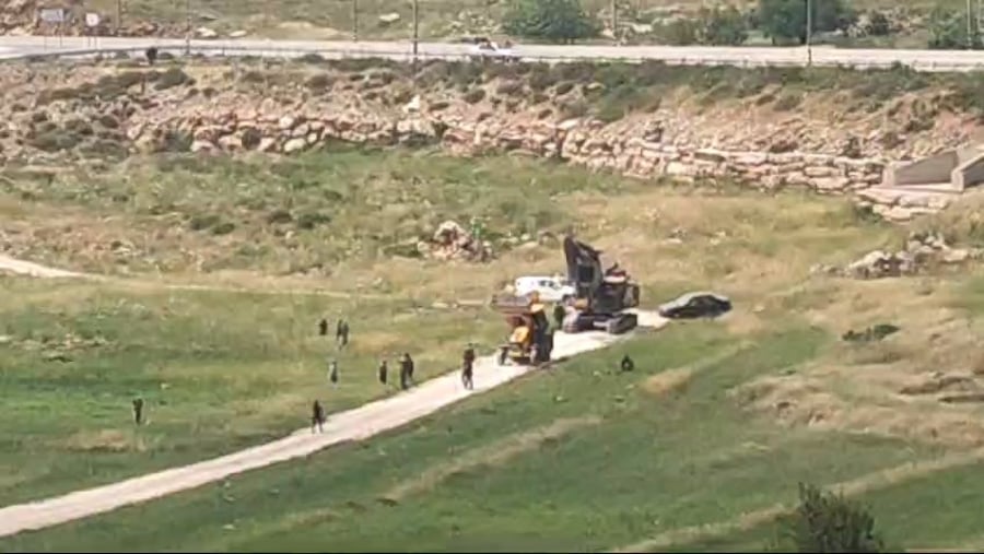 פועלים ערבים ודחפורים הורסים את המאחז אור מאיר בבנימין