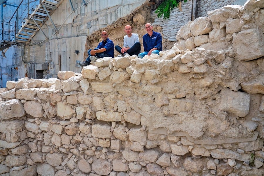 חומת העיר ירושלים כפי שהתגלתה בחפירות רשות העתיקות בעיר דוד