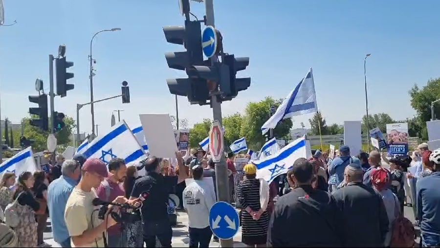 ההפגנה, הבוקר