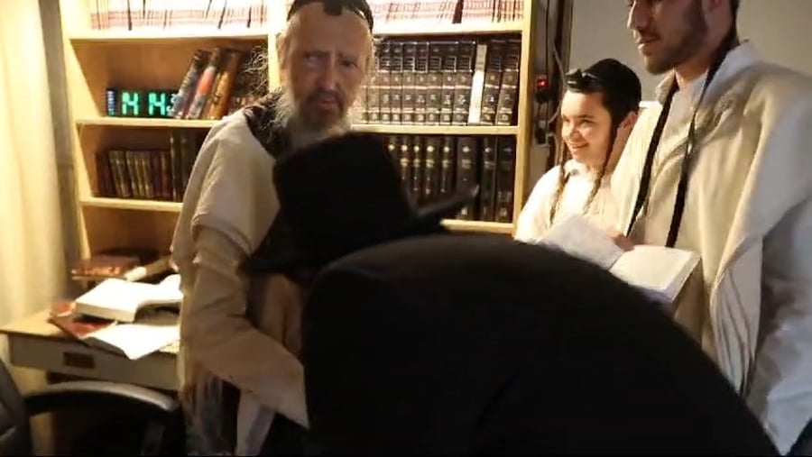 המשגיח הגאון רבי בנימין פינקל מנשק את ידו של המקובל הגאון רבי דב קוק