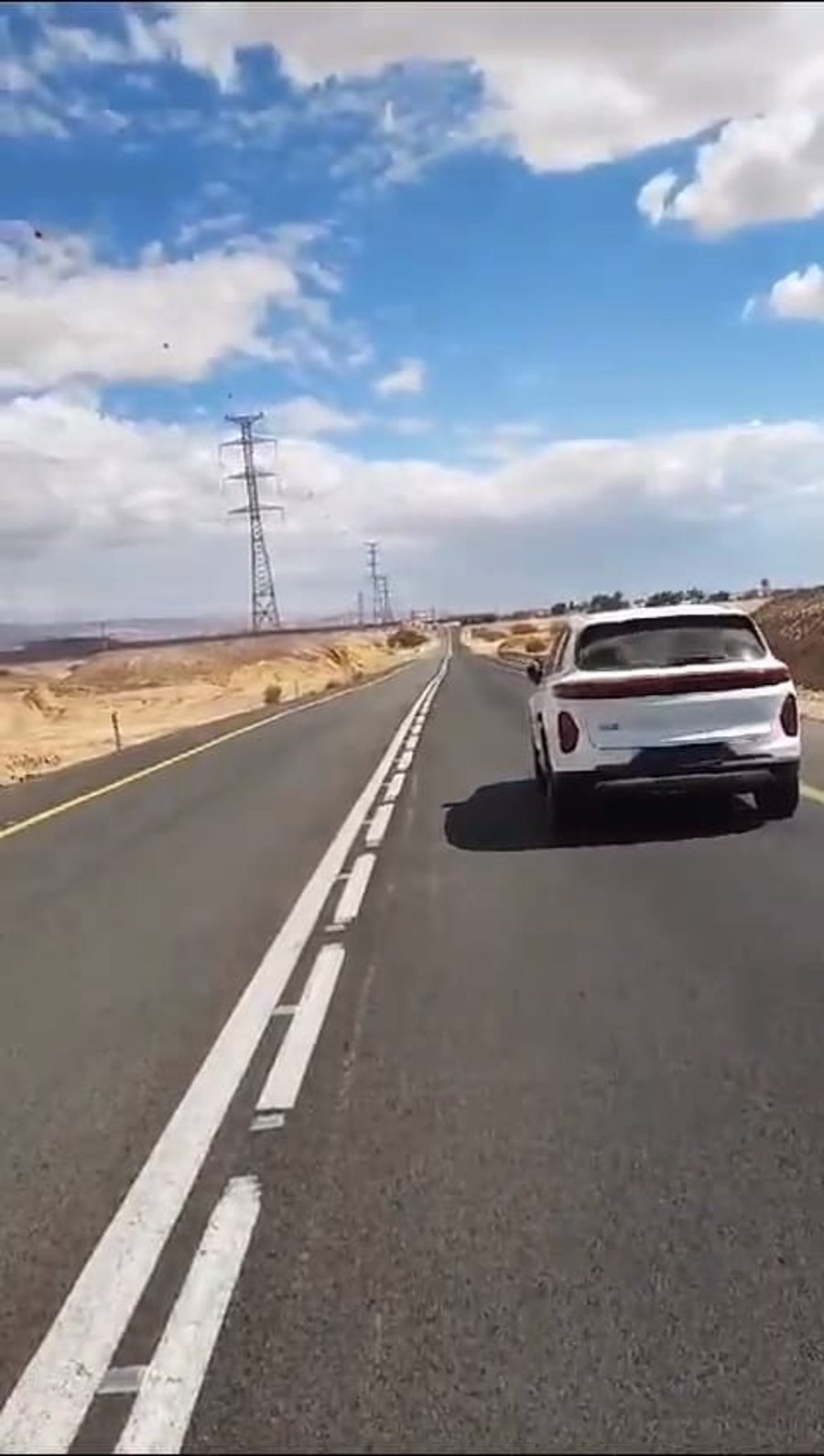הרכב באמצע הכביש