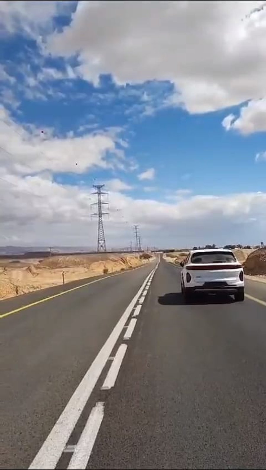 הרכב באמצע הכביש