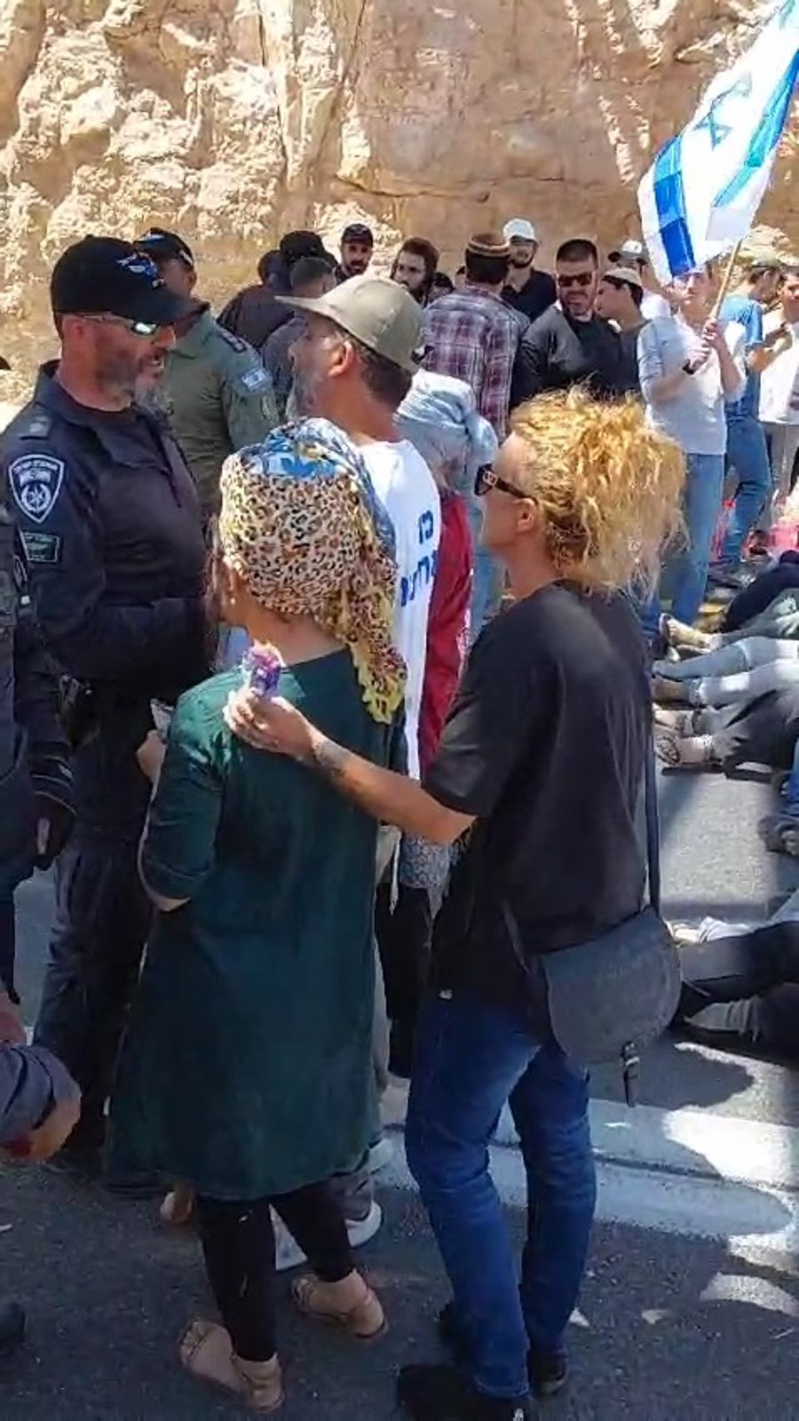 הוריו של לוחם צה"ל ינון יצחק הי"ד, במחאת ארגון צו 9 במצפה רמון