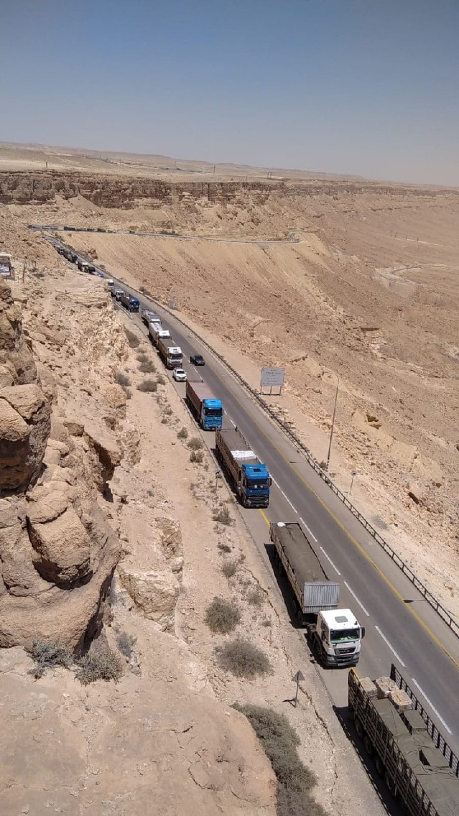 שיירת משאיות הסיוע ההומניטרי לעזה נחסמה סמוך למצפה רמון