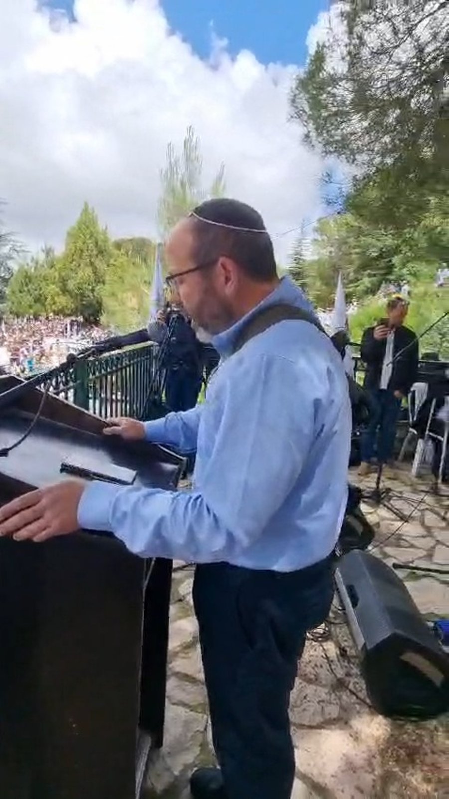 אביו של החטוף נואם