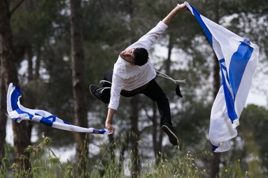 חרדי עם דגל ישראל ביום העצמאות