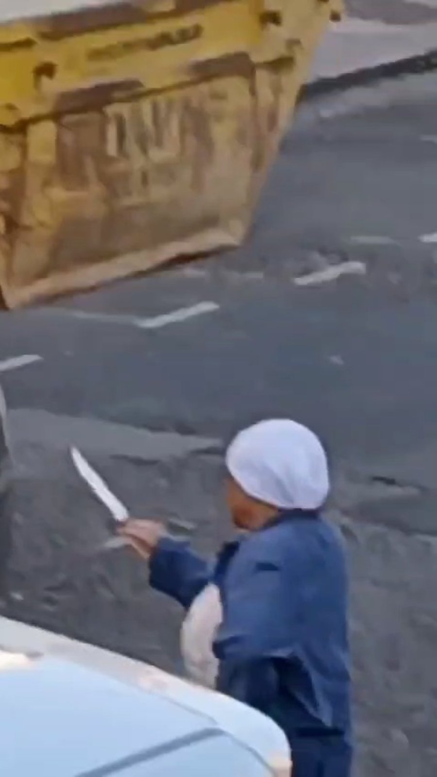 צפו במחבלת המוסלמית מאיימת עם הסכין הארוכה בלונדון