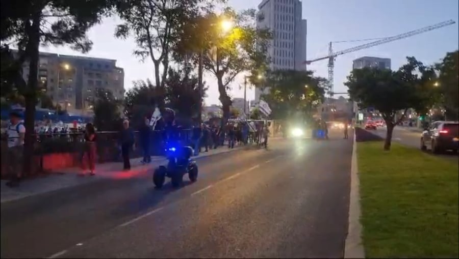 חסימות צירים ע״י מספר מפרי סדר בניגוד לחוק