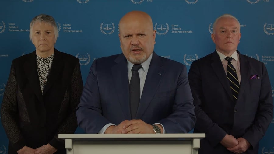 צפו בהכרזה האנטישמית של התובע בהאג - קארים חאן