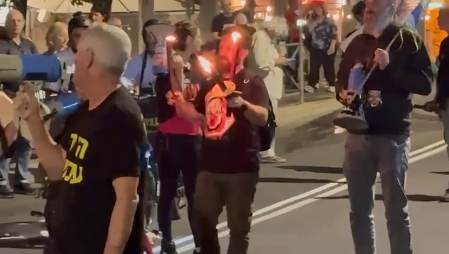 פעילות המשטרה באזור רחוב עזה לשמירת הסדר והבערת הלפידים בניגוד לחוק