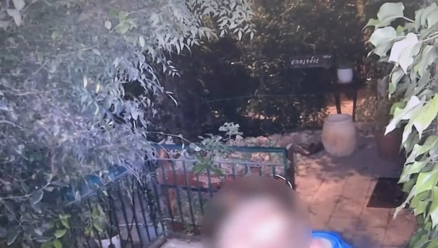 תיעוד התפרצות לחצר בית משם גנב החשוד ציוד, שריפת הרכב ופעולות הכיבוי של לוחמי האש