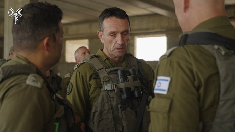 עם אנשי המילואים