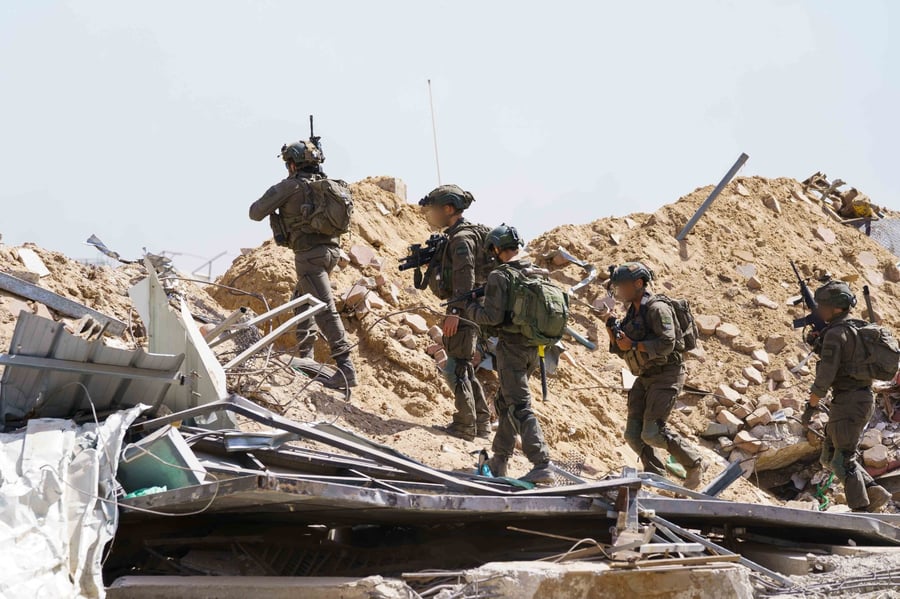 תיעוד: הלוחמים פושטים על יעדי טרור ונלחמים ברחבי עזה