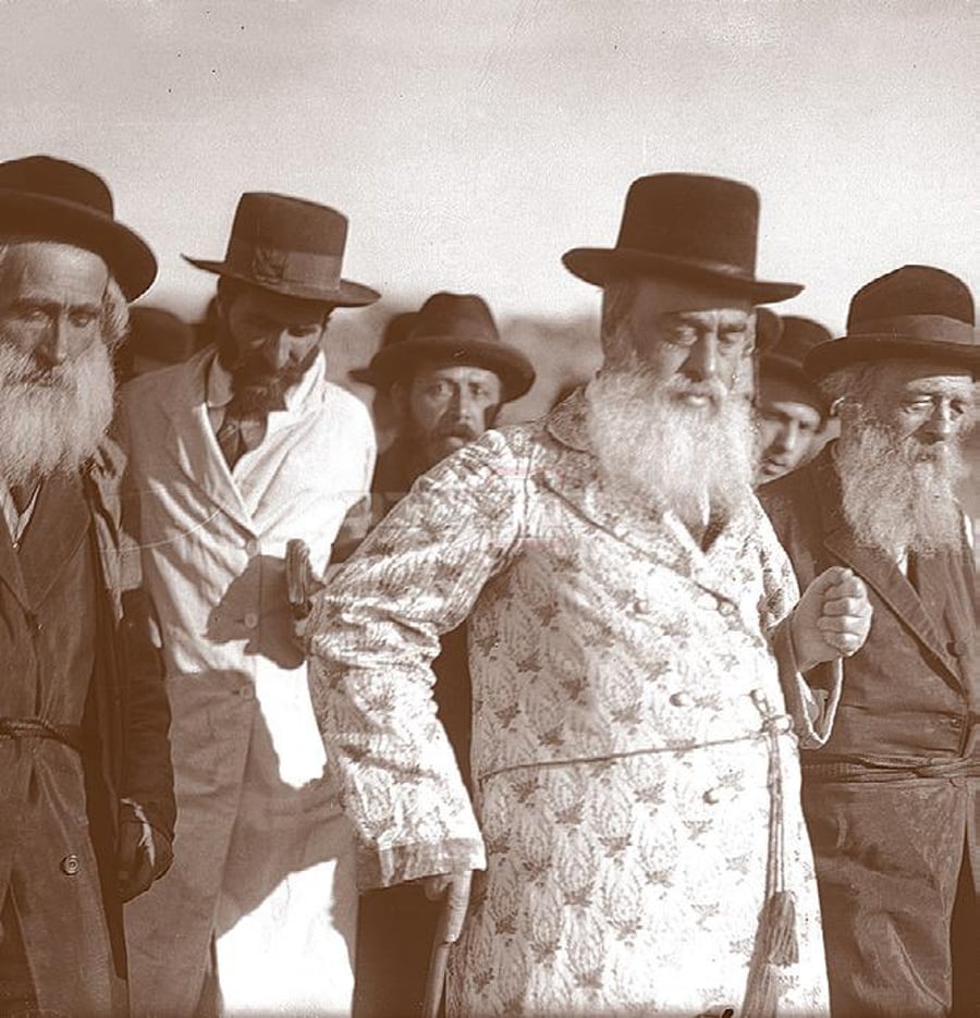 הרבי מבאיאן טשרנוביץ מגיע להדלקה - תרפ"ז - הקיטל הוא מירושת זקנו רבי ישראל מרוז'ין זי"ע