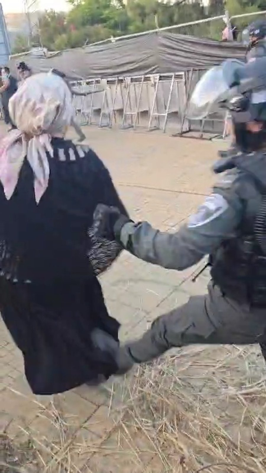 עם אלות ובעיטות: שוטרות מכות מתפללות חרדיות