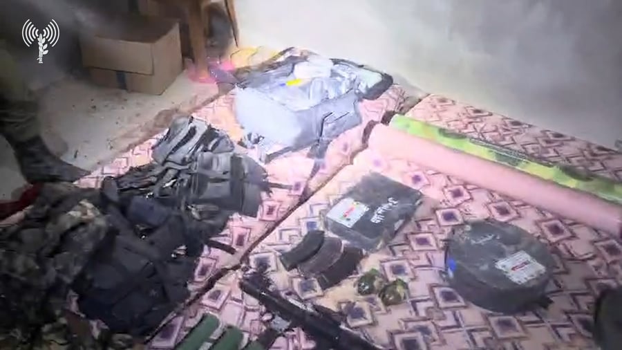 תיעוד של מחסן אמל"ח תת-קרקעי שאותר במבנה