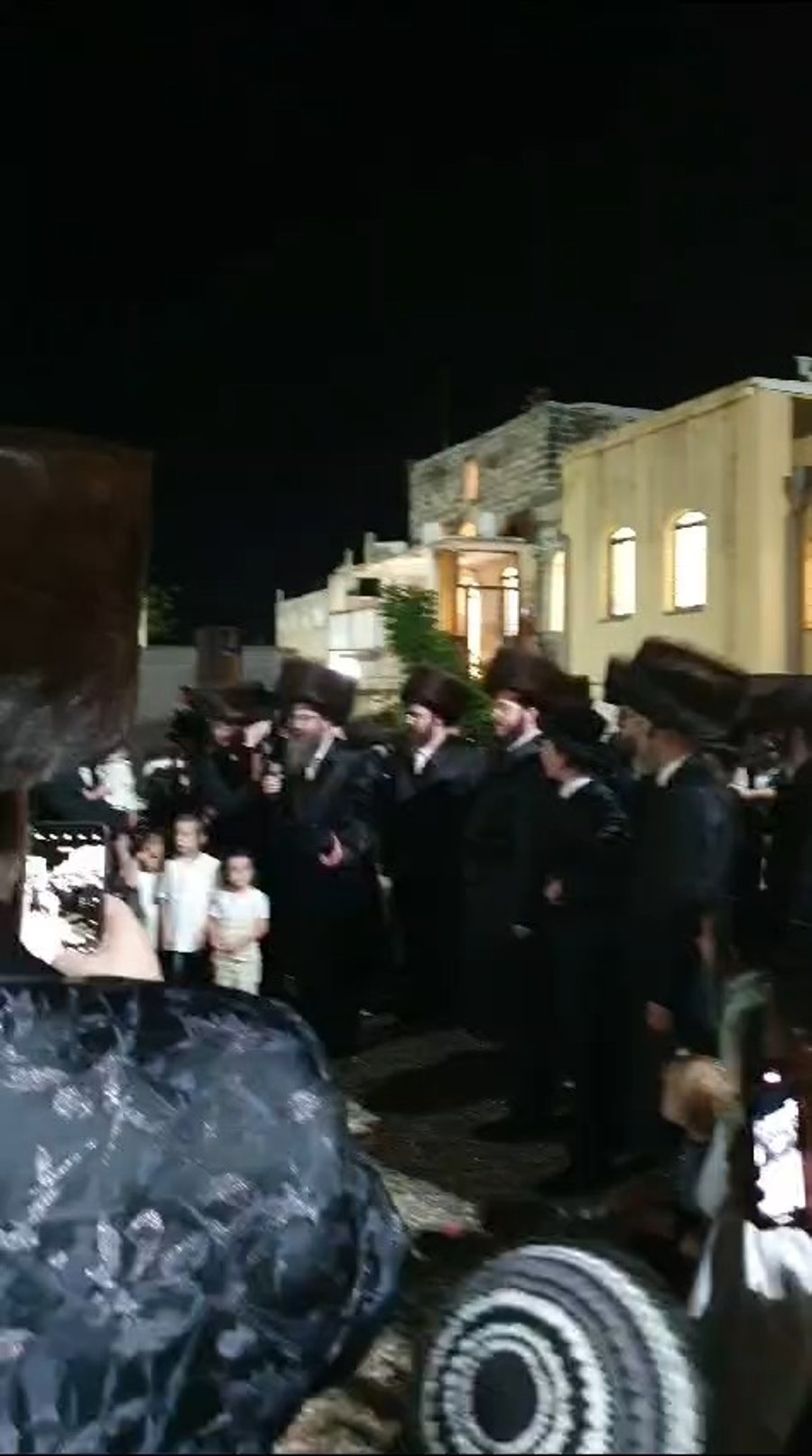 האדמו"ר מטולנא אשדוד בשיחה לפני ההדלקה