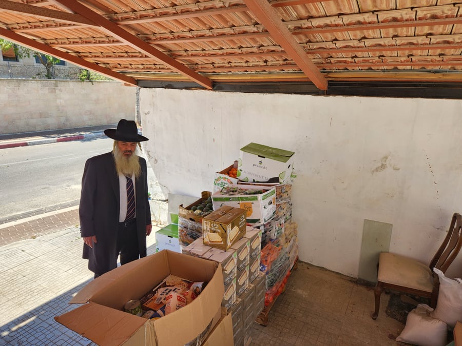 הגאון הצדיק הרב יהודה שליט"א ארגן אף חלוקת ארוחות וסלי מזון לנזקקים לפני החגים