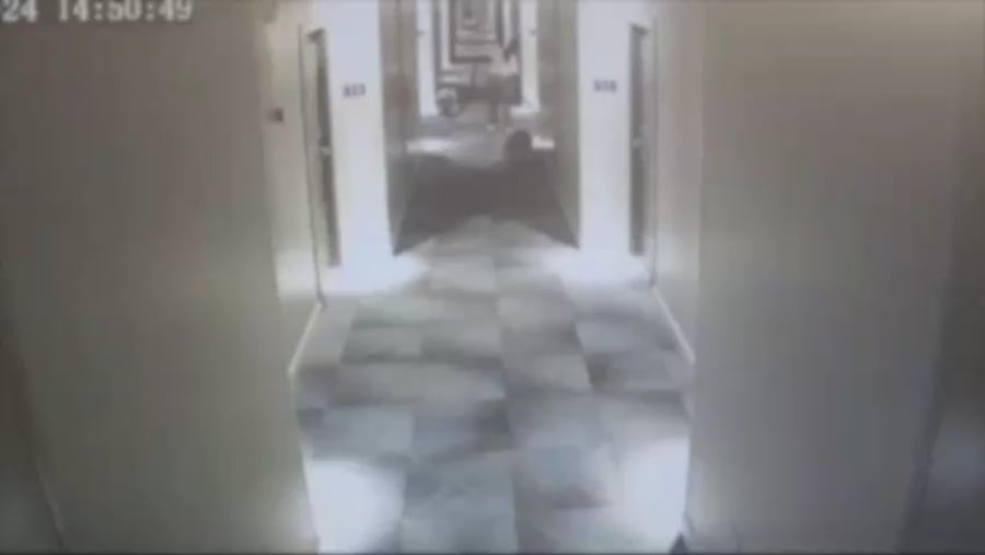 החשוד ברגעים לפני הפריצה לחדרים