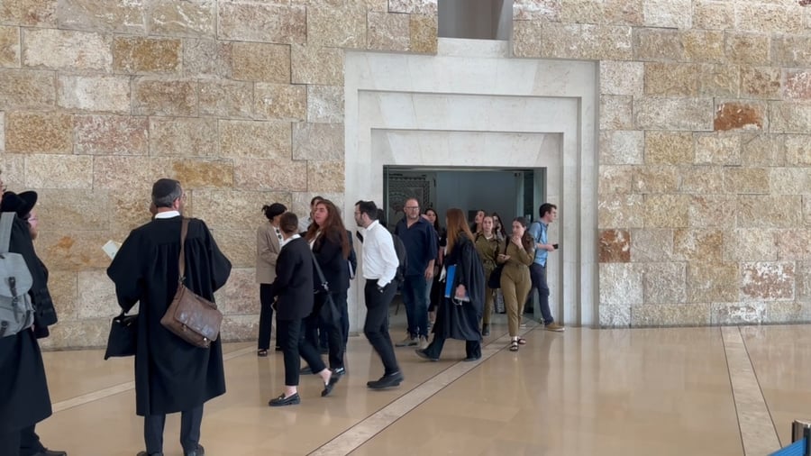 סיום הדיון והיציאה