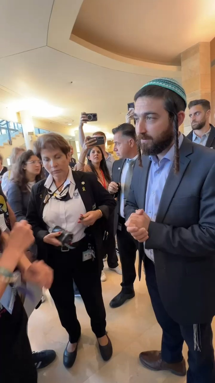 סוכות עם משפחות החטופים היום בכנסת